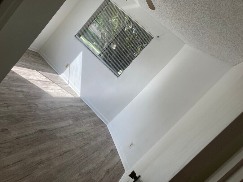 Building Photo - 9777 Westview Dr
