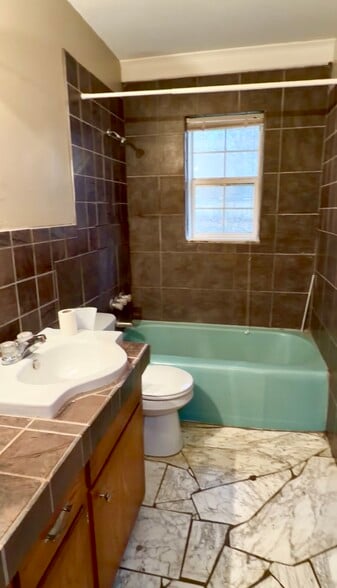 Building Photo - 9311 E 9th St S