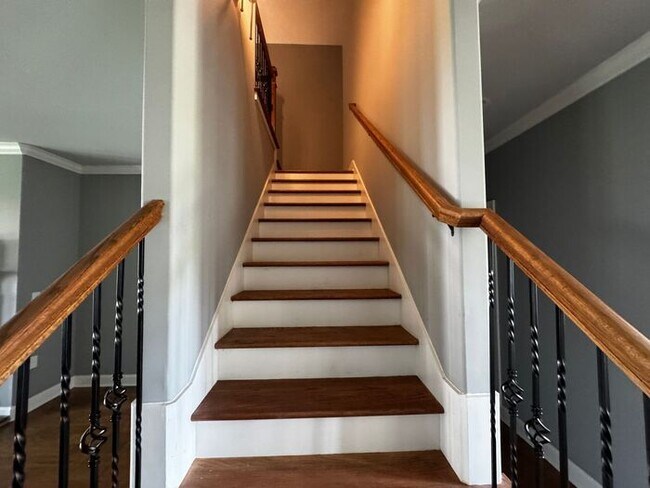 Building Photo - Spacious and luxurious with bonus room