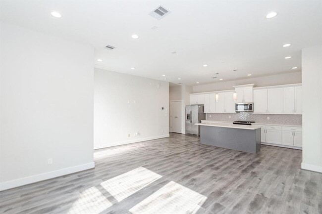 Building Photo - 3344 Pinemont Dr