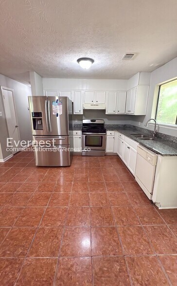 Building Photo - 596 Crestmont Ct