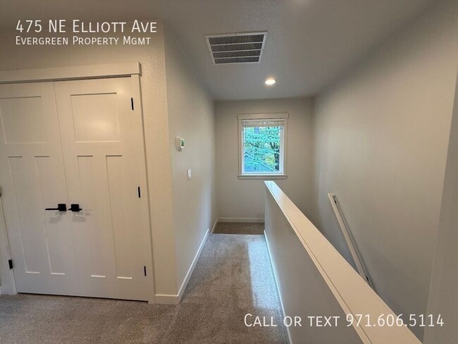 Building Photo - 475 NE Elliott Ave
