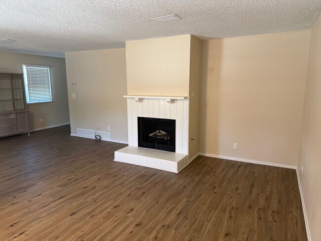 Building Photo - Large renovated Stand alone one bedroom above garage