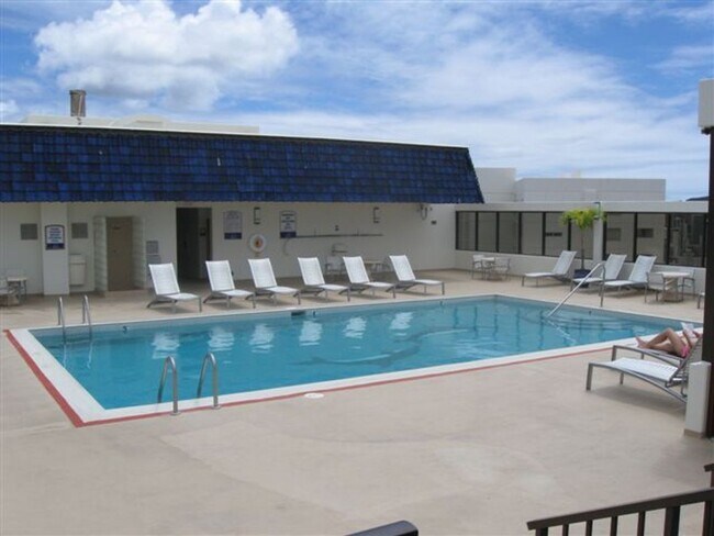 Building Photo - Renovated 1BR/1BA in Waikiki – Steps from ...