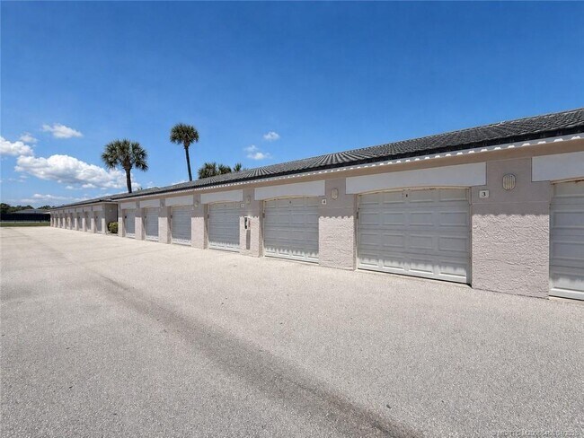 Building Photo - 5051 N Hwy A1A
