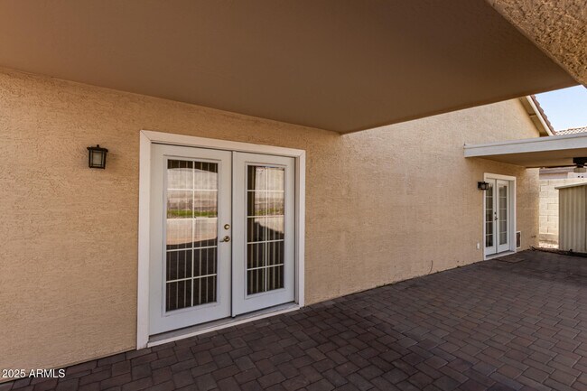 Building Photo - 1526 E Charleston Ave