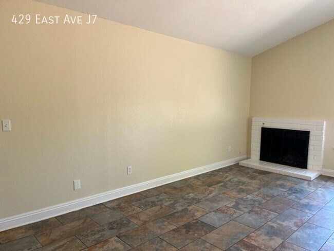 Building Photo - 429 E Avenue J7