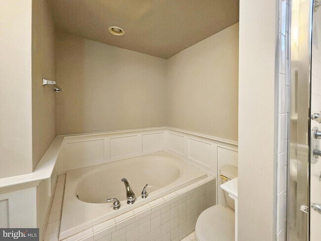 Building Photo - 12 S Regester St