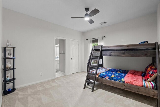 Building Photo - 15806 Virginia Fern Way