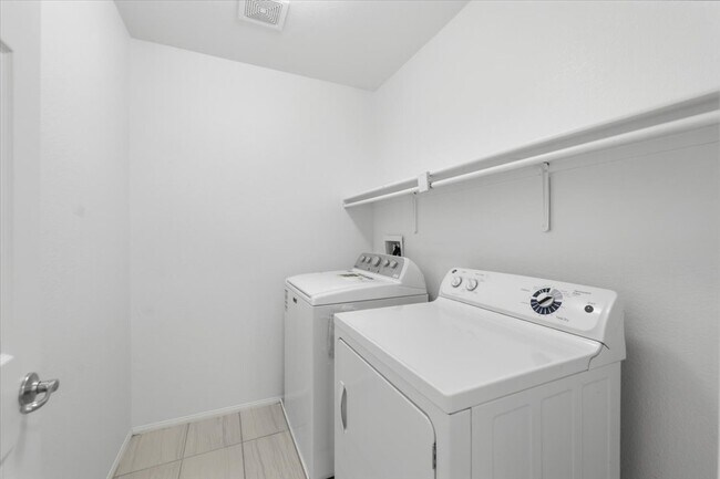 Building Photo - 752 Looking Bear Ct