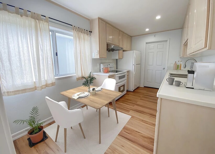 Kitchen - 160 Hazelwood Dr