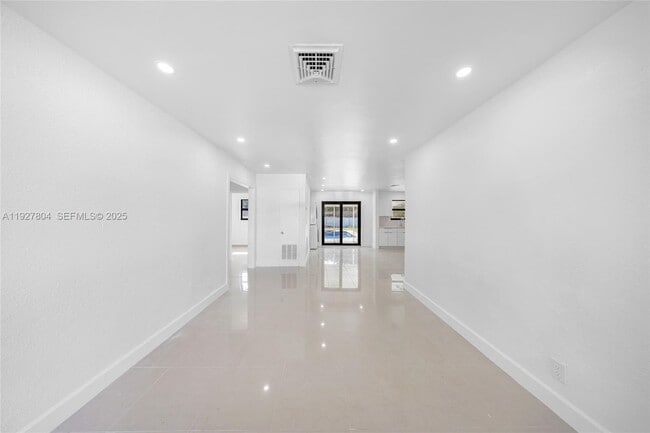 Building Photo - 2318 Scott St