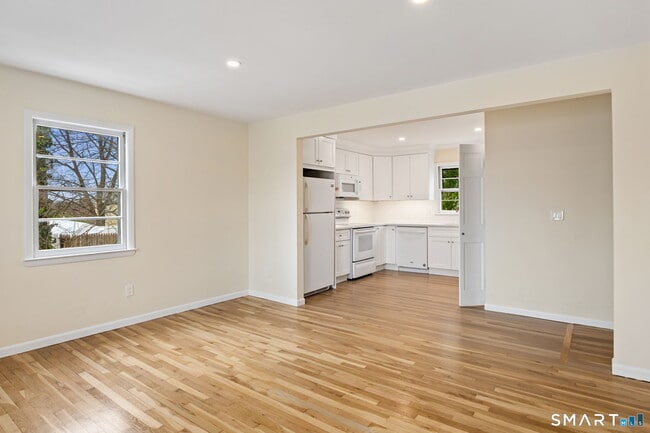 Building Photo - 17 Artic St