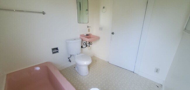 Building Photo - Bay View Living Near WWU – 1 & 3 Bedroom U...