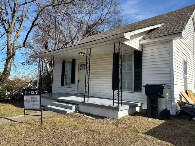 Building Photo - Charming, Two bedroom, One bathroom house in Columbia!