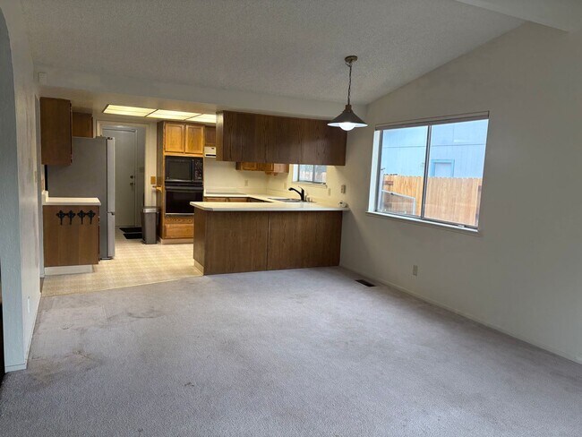 Building Photo - 3 Bedroom Home in Sparks!