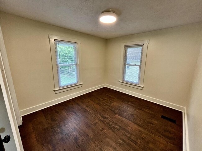 Building Photo - 604 N Park St