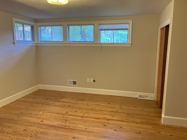 Building Photo - 3 BR/3 BA Home with Large Yard