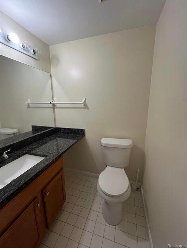 Building Photo - 3112 Village Cir N