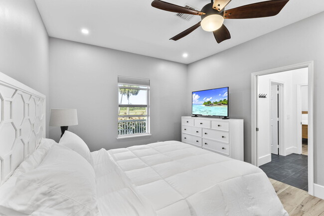 Building Photo - 8135 White Fences Ln