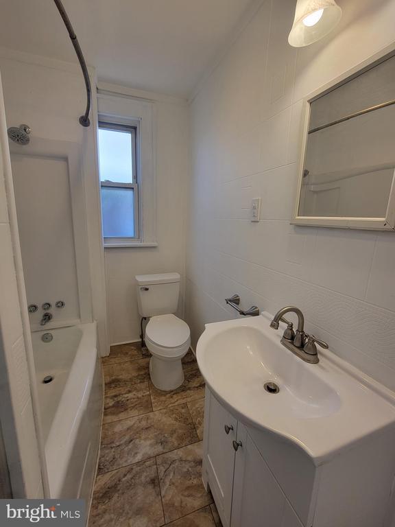 Building Photo - 632 Hill Top Dr