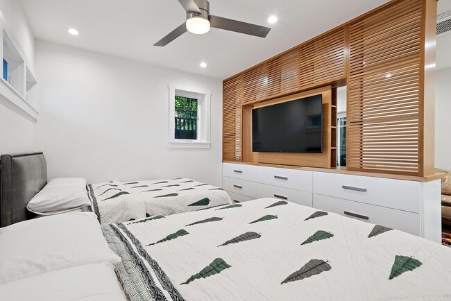 Building Photo - Beautifully Appointed 7-Bedroom Home with ...