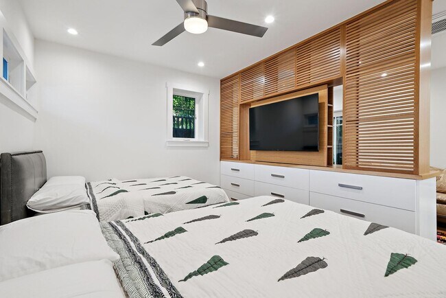 Building Photo - Beautifully Appointed 7-Bedroom Home with Lush Garden Setting in Palo Alto