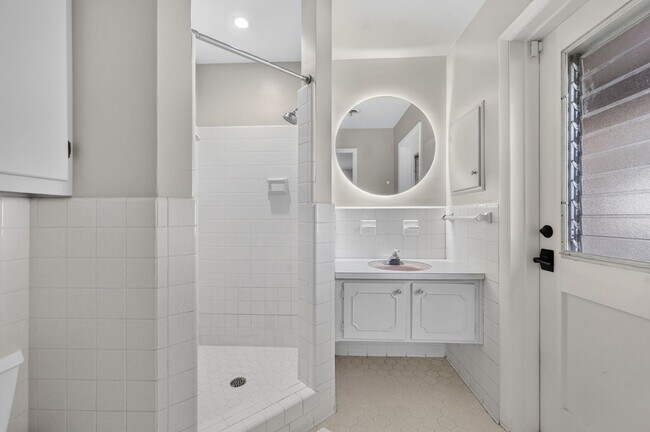 Building Photo - 677 Selkirk Dr