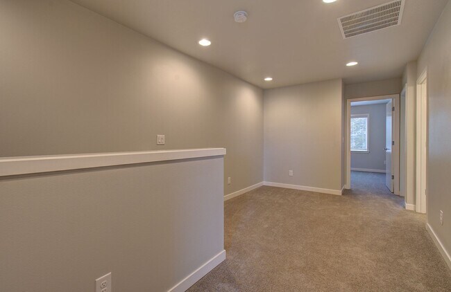Building Photo - Beautiful Townhouse with Easy Access to Ev...