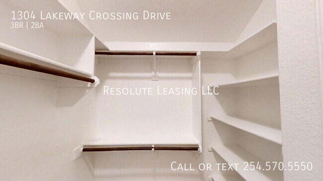Building Photo - 1304 Lakeway Crossing Dr