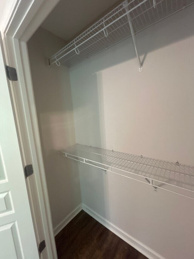 Building Photo - Three Bedroom Townhouse Available!