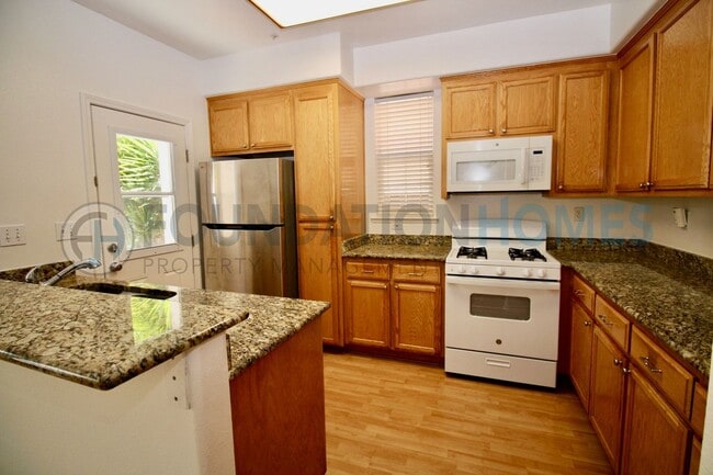 Building Photo - Great Layout, Newer Hamilton Condo - A/C - FOUNDATION -