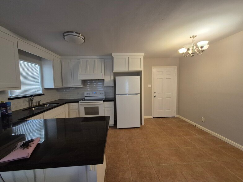 Building Photo - 617 DFW Dr