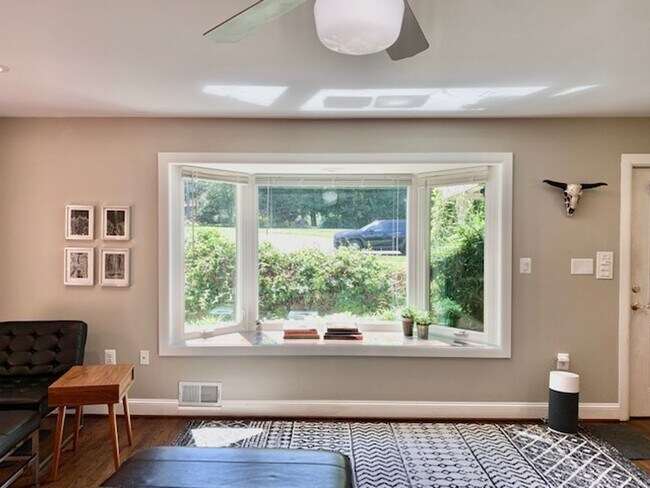 Building Photo - Light filled 2 BR plus 2 rooms, 2 FB including one in finished basement. Great location