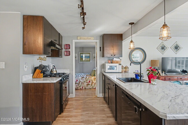 Building Photo - 1121 Bay Ave