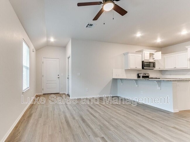 Building Photo - 3703 N Divis Ave