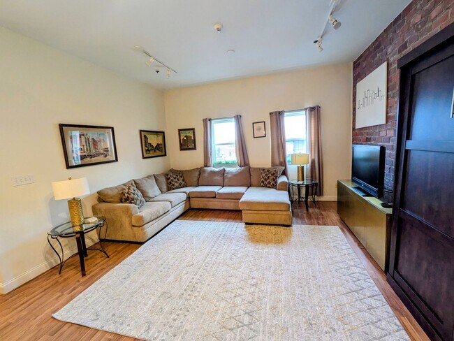 Building Photo - 220 W Market St