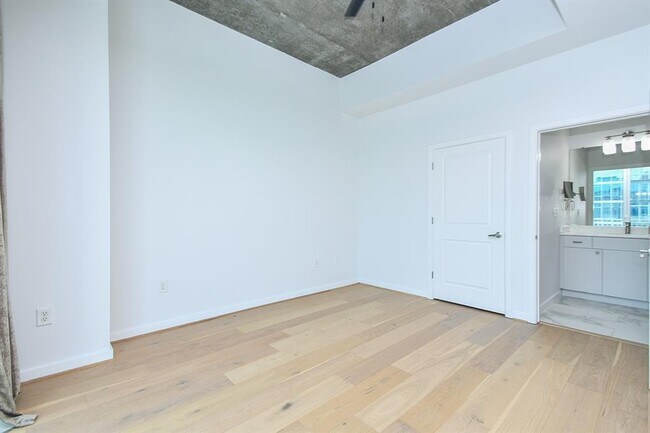 Building Photo - 5925 Almeda Rd