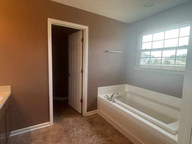 Building Photo - Spacious 4-Bedroom 2.5 Bath Gem in Avon, OH!