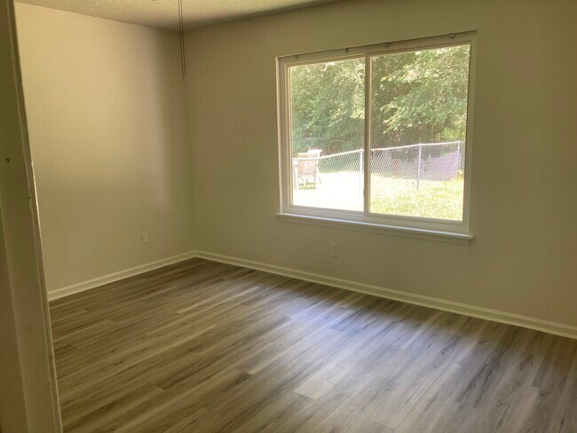 Building Photo - 100 Drake Ct