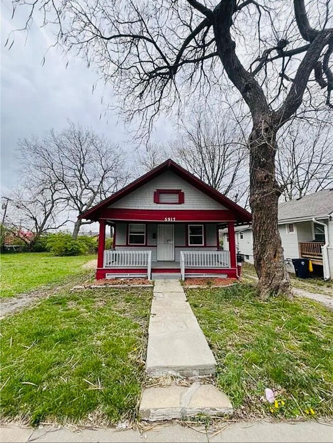 Building Photo - 3 bedrooms 1 Full bathroom. The house is v...