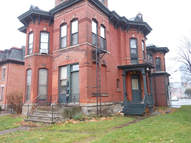 Building Photo - 221 Alexander St