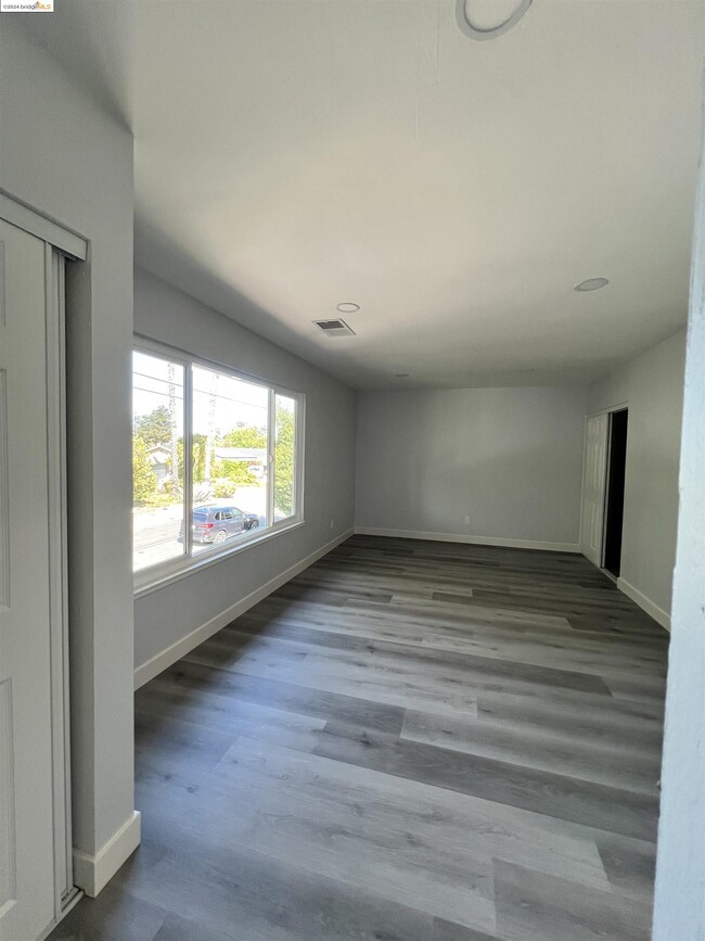 Building Photo - 54 S Lake Dr