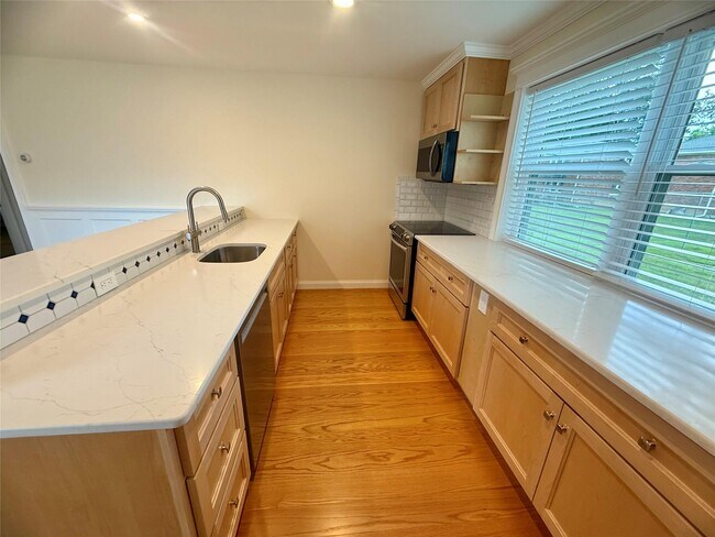 Building Photo - 250 Beechwood Ave
