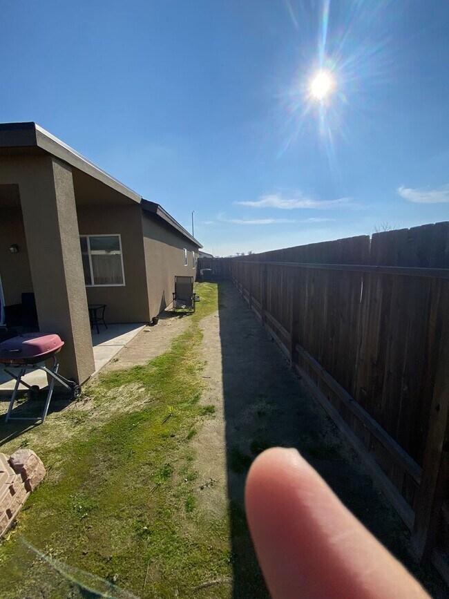 Building Photo - Welcome to the Best Deal in Town. Fully furnished 4 BD 2 BA house on a corner lot