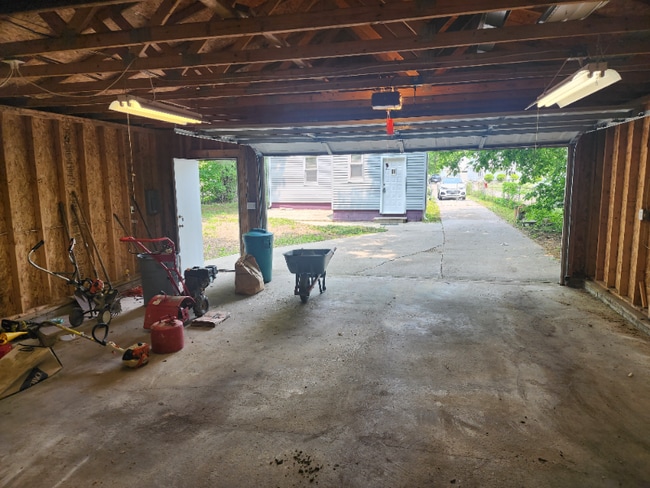 Building Photo - 3220 Dakota Ave
