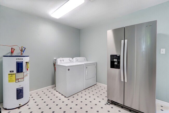 Building Photo - Nice Three Bedroom Single Family - Fenced ...