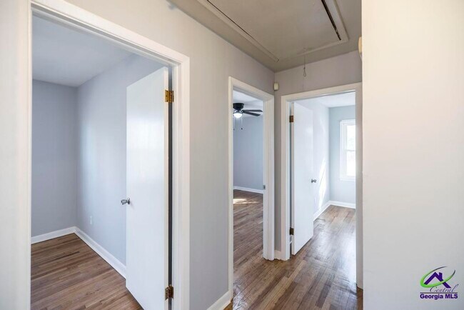 Building Photo - 718 Oakview Square