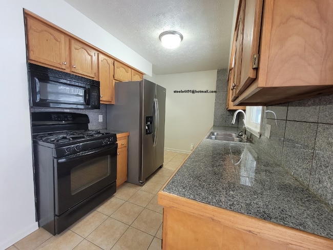 Building Photo - 2806 Janan Dr