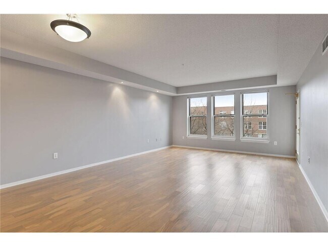 Building Photo - 560 2nd St